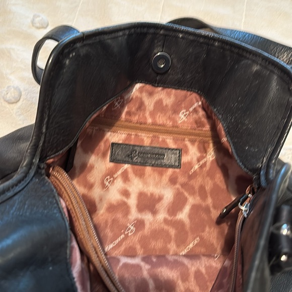 B Makowsky Leather Shoulder bag. Used Condition. See flaws in photos - Picture 7 of 10